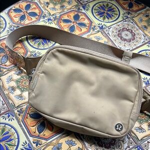 Lululemon Athletica Everywhere Large 2L Tan Belt Bag